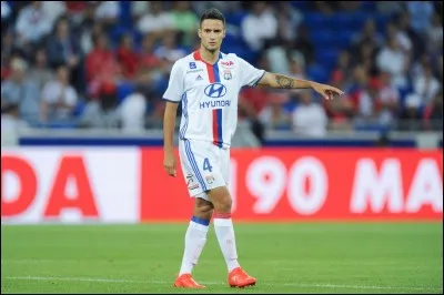 Allant dans le club russe du Zénith Saint-Pétersbourg, combien le transfert d'Emmanuel Mammanna a-t-il rapporté à l'Olympique Lyonnais ?