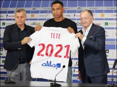 Combien d'euros a coûté le transfert du Néerlandais Kenny Tete en provenance de l'Ajax Amsterdam pour un contrat de 4 saisons ?