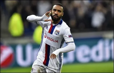 Resté 8 saisons à l'Olympique Lyonnais et 4e meilleur buteur de l'histoire du club avec 130 buts à ce jour, le transfert d'Alexandre Lacazette est le plus gros transfert de l'OL. En effet, ce transfert a rapporté le plus d'argent au club. Partant à Arsenal, quel est le montant du transfert de l'international français ?