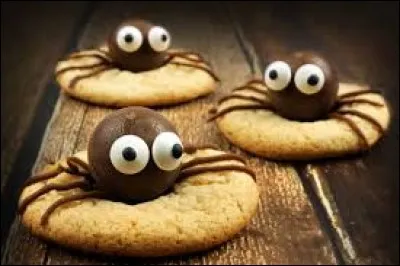 Lors de l'année précédente, à Halloween, des personnes se déguisaient et s'amusaient à faire peur aux personnes. Qui sont-ils ?