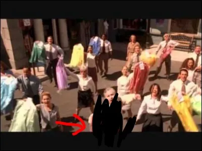 ''Moutarde'' : De quelle couleur est la chemise que tient l'homme qui chante ''plus de sauce et plus de moutarde'' ?