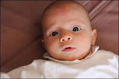 À la naissance, combien un bébé pèse-t-il environ ?