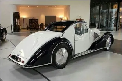 Quelle automobile bizarroïde ! De quoi s'agit-il ?