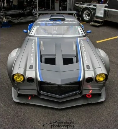 C'est une légende auto des States, ici un peu modifiée pour le circuit ; quel est le nom de ce modèle ?