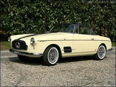 Le carrossier Vignale, propriété actuelle de Ford, s'est occupé d'une automobile italienne populaire ; quelle en est la base ?
