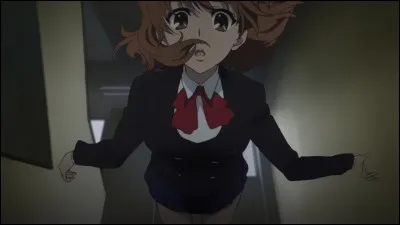 Oui, cette fille tombe dans les escaliers. Elle vient d'apprendre que sa mère a eu un grave accident. Elle est la première de la classe 3-3 à mourir. Mais sur quel objet Yukari va-t-elle tomber ?