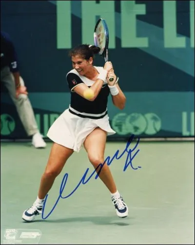 Quelle championne de tennis a été poignardée en plein match le 30 avril 1993 par Günter Parche pendant le tournoi de Hambourg ?