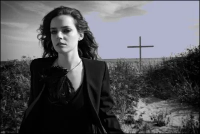 Et on termine avec une note moins triste : Qui chantait "Elle a dû faire toutes les guerres de la vie, et l'amour aussi" ?