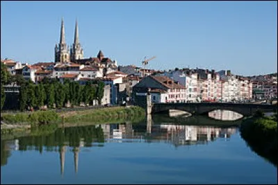 Quand vous faites un voyage au Pays basque, c'est obligé que vous alliez dans cette ville !