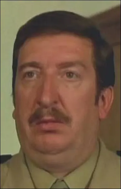 Il campe souvent des hommes bons et naïfs, rapidement dépassés par la situation... c'est ?