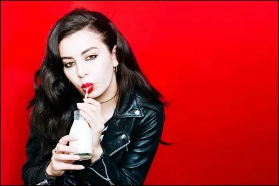 Charli XCX a chanté "I'm Chic".