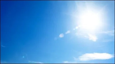 Le ciel est bleu car l'astre solaire éclaire l'espace qui est noir mais, à quelques endroits, il est bleu très foncé. Et quand le soleil l'éclaire, le ciel devient bleu clair.