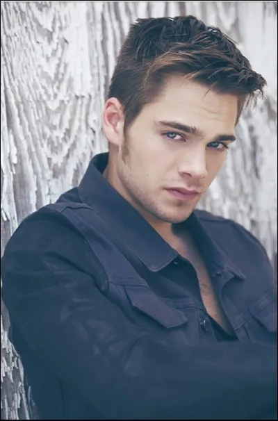 Quel est le nom de l'acteur qui l'interprète ?