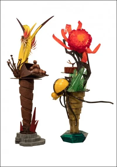 Un godet empli de minerai, un casque supporté par un pied en chocolat cuivré. 
Que représente cette sculpture ?