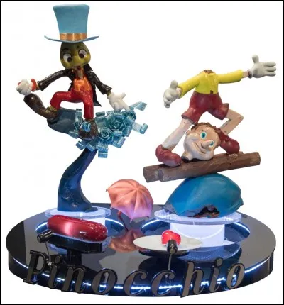 Quel nom porte le personnage de gauche, la bonne conscience de Pinocchio ?