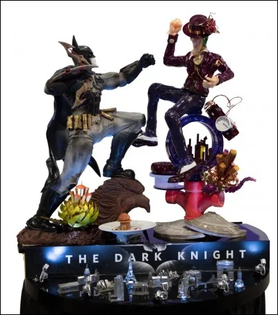 Ici, le super-héros britannique du film "The Dark Knight : Le Chevalier noir". 
Qui s'oppose à Batman ?