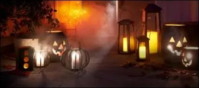 J'observe l'image et je vois une porte qui s'ouvre &agrave; l'arri&egrave;re-plan.