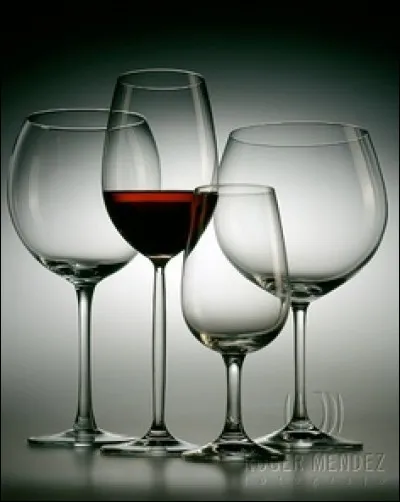 Qui chantait "Mais là-bas, près du comptoir en bois, nous on ne danse pas, on est là pour boire un coup..." ?