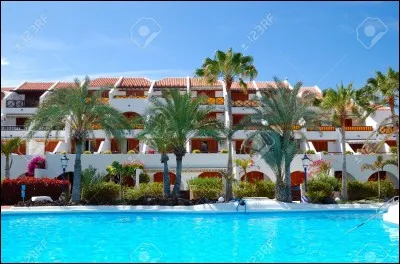 Je rentre à l'hôtel où je séjourne en attendant de trouver un habitat. Le maître d'hôtel dit :