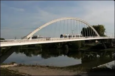 Dans cette ville, on y trouve le pont Confluences, il s'agit de...