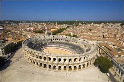 Cette ville possède un amphithéâtre romain datant du Ie siècle et qui est le mieux conservé au monde, il s'agit de...