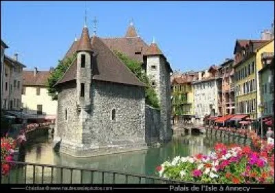 Dans cette ville, se trouve le palais de l'Isle qui est une ancienne maison forte du XIIe siècle située sur un îlot, il s'agit de...