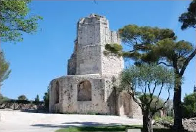 Dans cette ville, on peut y admirer la tour Magne qui est un monument gallo-romain, il s'agit de...