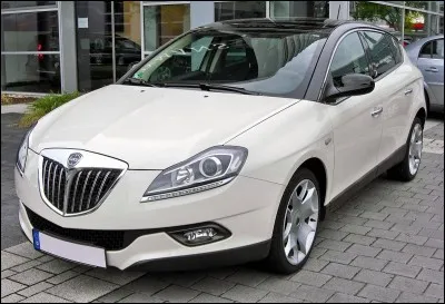 Quelle est la marque de cette voiture ?