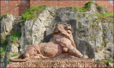Dans quelle ville de l'est de la France peut-on voir un lion en grès rouge, sculpté par Bartholdi ?