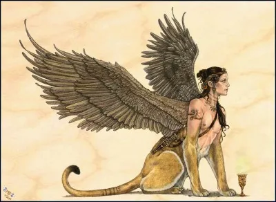 Quelle créature de la mythologie grecque possède une tête de femme et des ailes d'oiseau sur le corps d'un lion ?