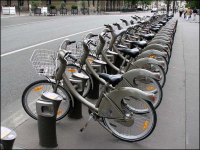 Comment s'appelle le système de vélo en libre-service à Paris ?