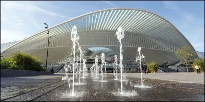 Quel architecte a notamment réalisé la gare Saint-Exupéry à Lyon et la gare des Guillemins à Liège (photo) ?