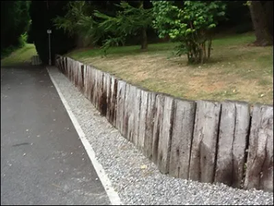 Avec quoi a-t-on réalisé cette retenue de terre ?