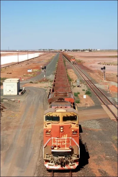 Avec 8 locomotives et 682 wagons pour un poids total avoisinant les 100 000 tonnes, quelle est la longueur du plus grand train jamais affrété ?