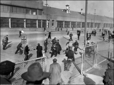 Pour contr&ocirc;ler l'attitude des ouvriers, Ford cr&eacute;e un D&eacute;partement sociologique. Celui-ci s'invite dans les chaumi&egrave;res : on scrute la famille et la maison des ouvriers. On espionne contre les syndicats.Une police priv&eacute;e de 3 000 gardes surveille les travailleurs.
