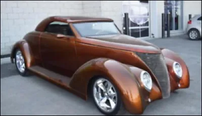 Le Coup&eacute; de 1937, con&ccedil;u par Edsel Ford, change beaucoup la ligne sur les Ford pr&eacute;c&eacute;dentes. Enfin des contours arrondis, lumi&egrave;res encastr&eacute;es. Mod&egrave;le iconique pour les coureurs de ''stock cars'' am&eacute;ricains.