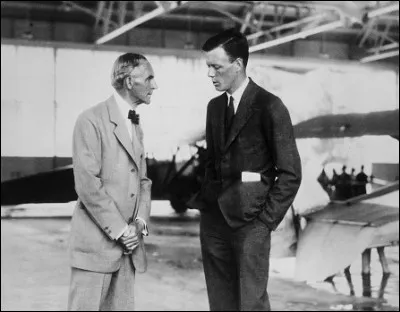 Le c&ocirc;t&eacute; obscur d'Henry Ford, lui fit se m&eacute;fier des Juifs, des banquiers, des avocats, des syndicalistes, des communistes, des pacifiques ...Il est le seul industriel am&eacute;ricain dont le nom fut mentionn&eacute; dans ''Mein Kampf'' et Hitler le d&eacute;cora de la Croix de L'Aigle (1936), comme Goering le fit avec Lindberg (1938).
