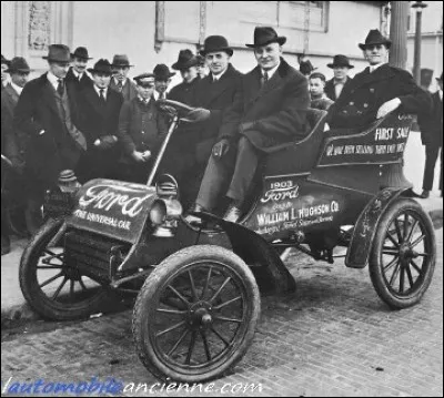 En 1903, le travail est d&eacute;j&agrave; rationn&eacute; au point d'offrir un premier mod&egrave;le fabriqu&eacute; en s&eacute;rie avec des composantes propres et des solutions uniques : Henry est partout.