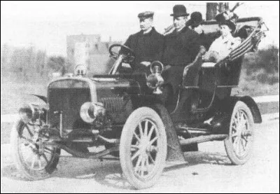 En 1904, il produit le mod&egrave;le touriste B, le premier de cette classe &agrave; avoir le moteur &agrave; l'avant. C'est un 4 cylindres et un mod&egrave;le de luxe dont le moteur est fabriqu&eacute; par les fr&egrave;res Dodge ! Mais ce n'est pas la client&egrave;le que vise le patron.