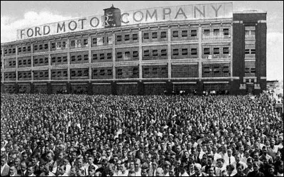 Henry Ford n'a pas &eacute;t&eacute; uniquement un g&eacute;nie de la m&eacute;canique : il a r&eacute;organis&eacute; le mode de vie des Am&eacute;ricains ainsi que la fa&ccedil;on de travailler des ouvriers. Le film, les Temps Modernes de Charlie Chaplin, est en partie inspir&eacute; de ce monde organis&eacute; et d&eacute;shumanis&eacute;.
