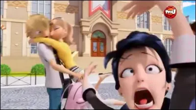 De qui Chloé est-elle amoureuse ?