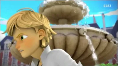 De qui Ladybug est-elle amoureuse en cachette ?