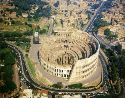 En quelle année commença la construction du Colisée ?