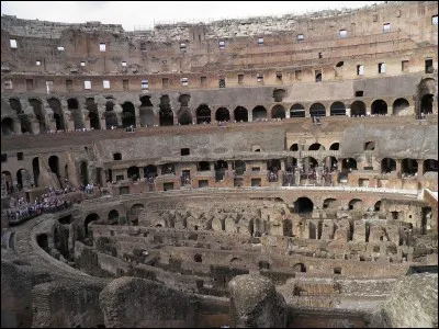 Combien de spectateurs peut accueillir le Colisée ?