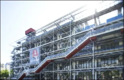 Qui donne son nom au Centre national d'art et de culture ouvert en 1977 à Paris ?