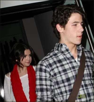 En quelle année est-elle sortie avec Nick Jonas, son premier amour ?