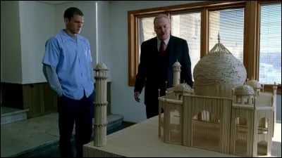 Pour quelle occasion le directeur de la prison construit-il un Taj Mahal ?