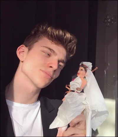 Comment s'appelle la petite amie poupée de Cyril qu'il aime tant ?