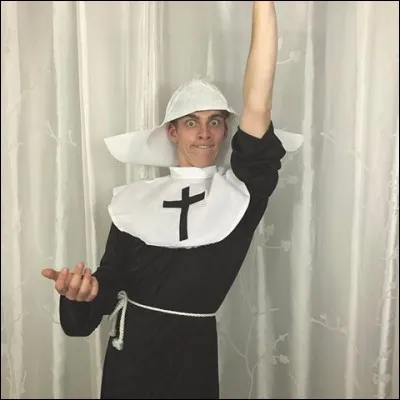 Comment s'appelle la chanson de Sur Sourire qu'il chante tout le temps ?