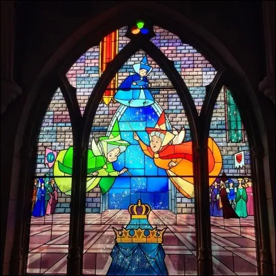 Quels sont les dons donnés par les trois fées lors de la fête en son honneur ?